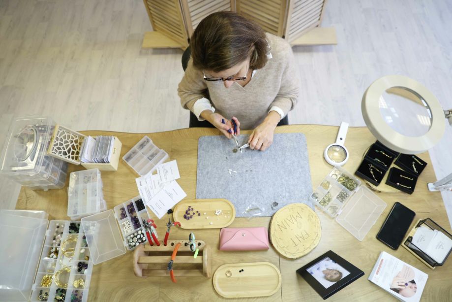Magali dans son atelier entrain de travailler sur un bijoux pour l'atelier des démoiselles