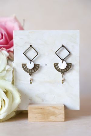 Boucle pendante géométrique en bronze et nacre