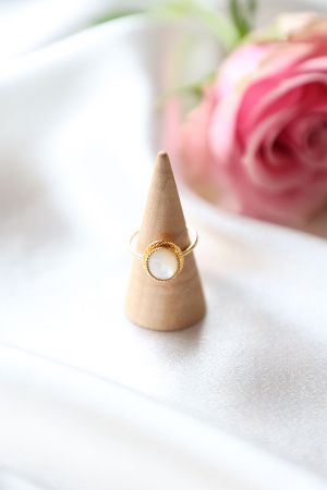 Bague en pierre de nacre et plaqué or ajustable