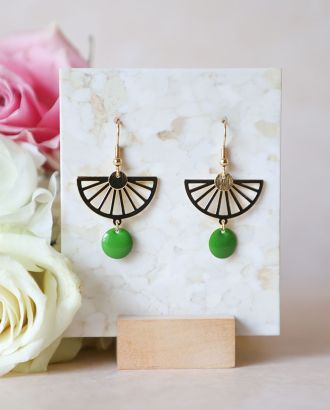 Boucle d'oreille pendante fantaisie resine verte et dorée