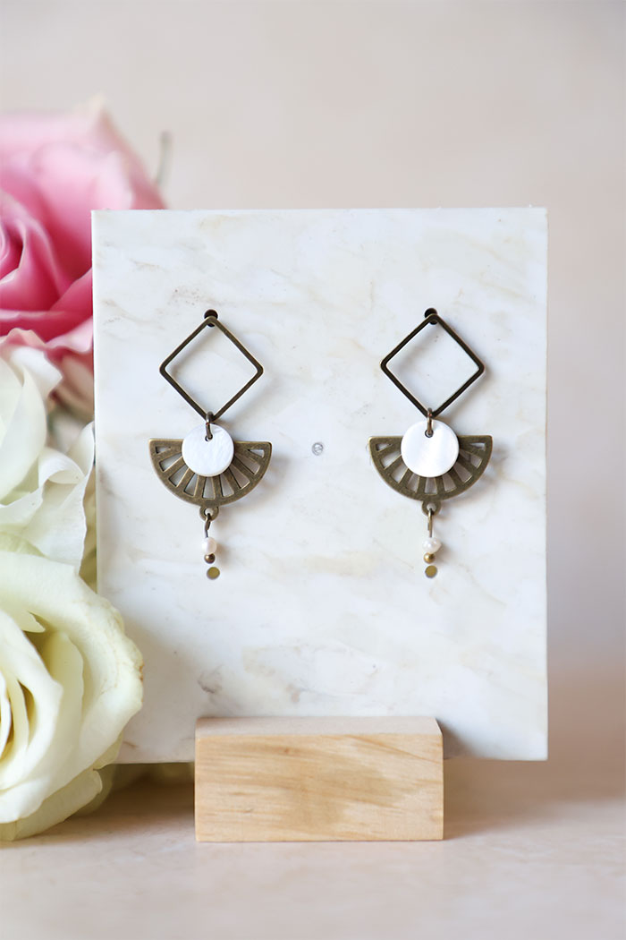 Inès 1 Boucle pendante géométrique en bronze et nacre