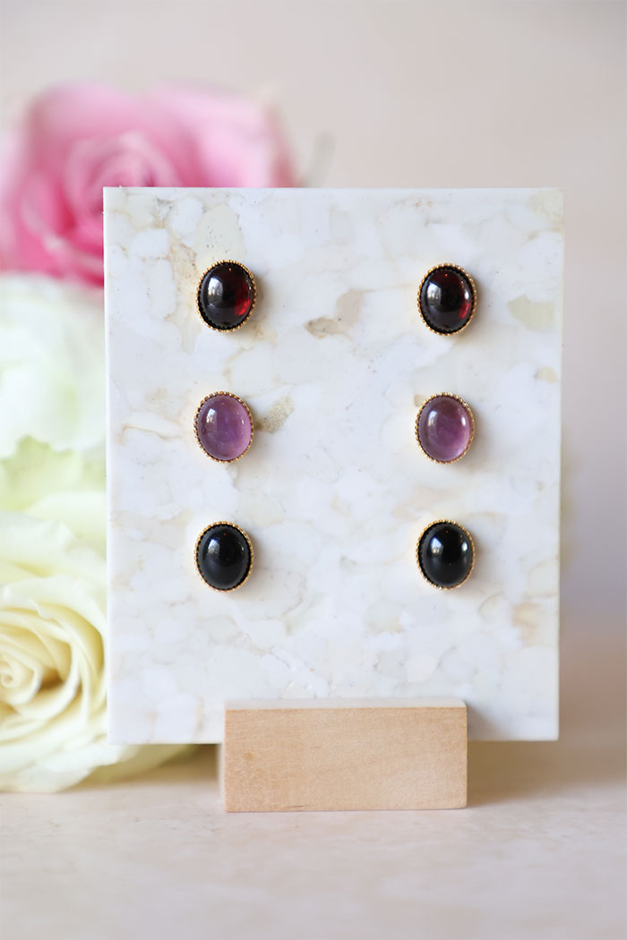 Eloïse 3 Puce d'oreille, boucles d'oreilles ovales en pierre et plaqué or, fantaisie chic. Grenat